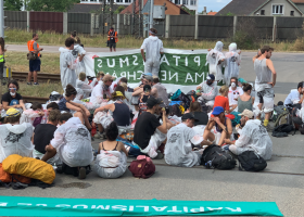 Protest proti chvaletické elektrárně. Aktivisté se dali nejdříve na pochod, poté blokovali vstup do budovy