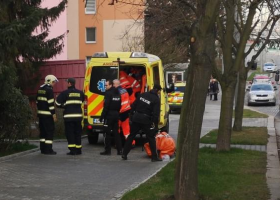 Matka s dcerou vyskočily z okna v Plzni. Záchranáři bojují o jejich život