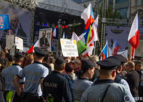 Hajlující muž a žena se svastikou na krku se za své jednání musí zodpovídat