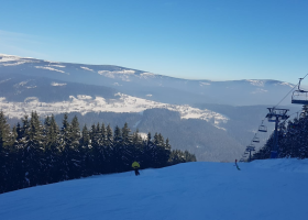 Bedřichov ucpali lyžaři. Nejezděte, vzkázal starosta města