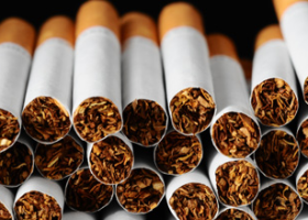 Zvýšení daně u cigaret a lihovin? Vládě dochází peníze