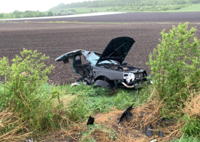 Smrtelná dopravní nehoda na Nymbursku. Auto se úplně rozpůlilo