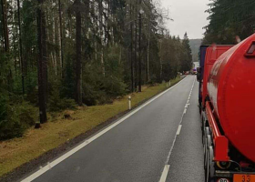 Při dopravní nehodě u Aše zemřelo nezletilé dítě. Dvě osoby byly vážně zraněné.