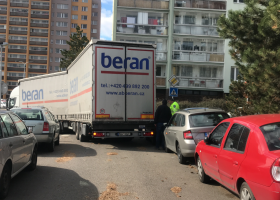 Řidič kamionu se řídil podle navigace a zajel na sídliště odkud se nemohl dostat. Strážníci museli odsunout zaparkované auto