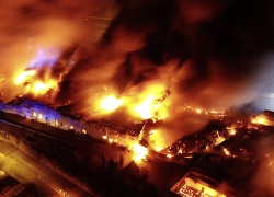 Při požáru hal byl vyhlášen zvláštní stupeň požárního poplachu