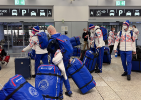 Respirátor po celou dobu letu, jídlo podle rozpisu, přidělené toalety. Čeští olympionici letí do Pekingu