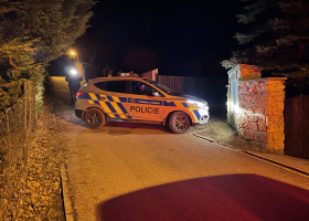 Nezletilý měl ubodat svoji příbuznou na Chebsku. Policie ho zadržela