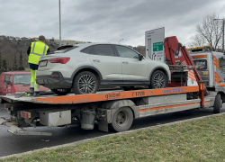 Od dnešního rána policie zabavuje po Praze luxusní auta, která jsou v pátrání