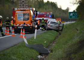 Po hradecké dálnici volně pobíhali koně. Utekli z havarovaného převráceného přívěsu