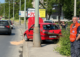 Převozová sanitka nedala přednost Peugotu. Ten skončil v kotrmelcích na kolejích