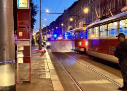 Chodec po střetu s tramvají zemřel