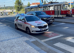 Smrtelná nehoda chodce a tramvaje v Podbabě