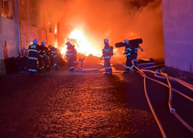 Obrovský požár závodu Juta v Turnově. Škody jdou do desítek milionů korun.