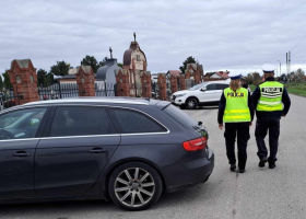 Eskortovaný muž postřelil dva polské policisty. Ti zemřeli v nemocnici.