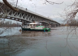 Loď zachycena pod Tyršovým mostem