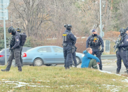 Zasahující policisté v Libni