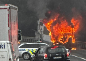 Na D5 hořel autobus. Na D1 se srazili náklaďák s osobním vozidlem.