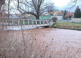 Labe je na dolním toku na třetím stupni povodňové aktivity.