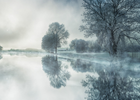 Meteorologové varují před silným větrem, mrznoucími mlhami a námrazou.