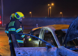 Shořelé auto na okruhu