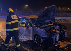 Shořelé auto na okruhu