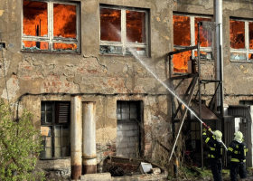 Plameny pohltily pilu, hasiči evakuovali blízké nákupní centrum