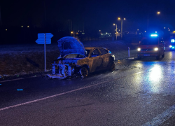 Shořelé auto na okruhu