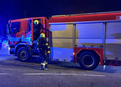 Hasiči přijíždějící na místo požáru