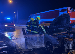 Shořelé auto na okruhu