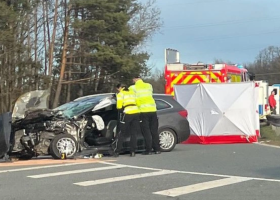 Jedna mrtvá žena a tři vážně zranění po tragické nehodě na Plzeňsku