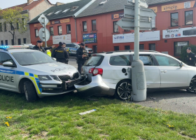 Řítil se nebezpečně ulicemi Prahy, skončil v rukách policistů