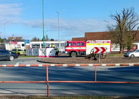 Srážku s náklaďákem v Jaroměři nepřežil cyklista