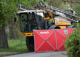 Na Mělnicku zemřel cyklista, srazil se se zemědělským strojem