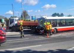 Nehoda autobusu a náklaďáku