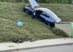 Luxusní Porsche v Praze srazilo maminku s kočárkem, je v kritickém stavu v nemocnici