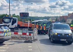 Nehoda autobusu a náklaďáku