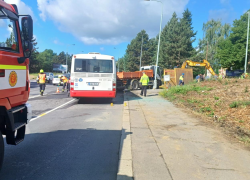 Nehoda autobusu a náklaďáku