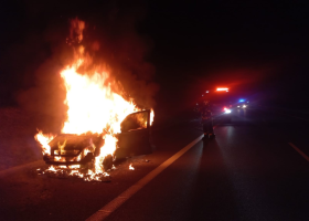 V noci na čtvrtek hořelo na dálnici D3 auto