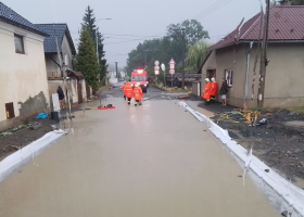 Déšť na Olomoucku vyplavil domy a kácel stromy, hasiči jsou v plném nasazení