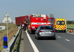 Kamion u Velvar vjel do protisměru, smetl auto s ženou a dítětem, řidička zemřela