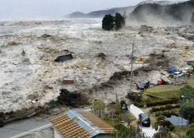 Japonsko zasáhla dvě silná zemětřesení, hrozí tsunami