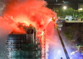 V Londýně hoří obytný věžák, zasahují stovky hasičů