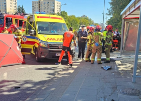 Řidič ve Varšavě nejprve srazil ženu na přechodu a poté narazil do zastávky plné lidí