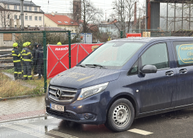 Muž v Kralupech nad Vltavou spadl do šachty a zemřel. Chybělo víko