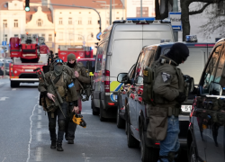 vyjednavače a družstvo zásahové jednotky kryli odstřelovači